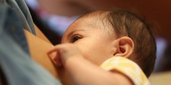 Brasília - Lorrane Paiva partcipa com seu bebê do mamaço”  em plena estação de metrô de Samambaia, como forma de superação ao que ainda resta de preconceito contra um gesto natural. O ato também servirá de abertura para a campanha Incentive a Vida.( Elza Fiuza/Agência Brasil)