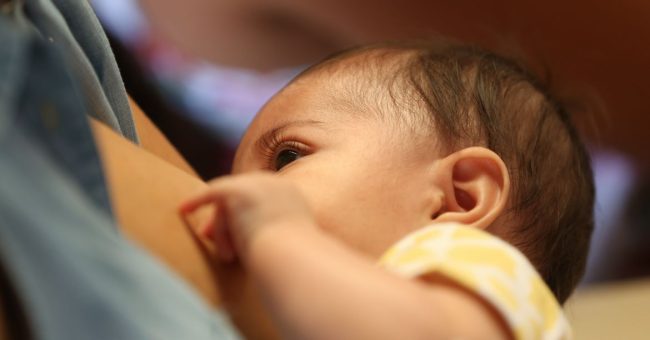 Brasília - Lorrane Paiva partcipa com seu bebê do mamaço”  em plena estação de metrô de Samambaia, como forma de superação ao que ainda resta de preconceito contra um gesto natural. O ato também servirá de abertura para a campanha Incentive a Vida.( Elza Fiuza/Agência Brasil)