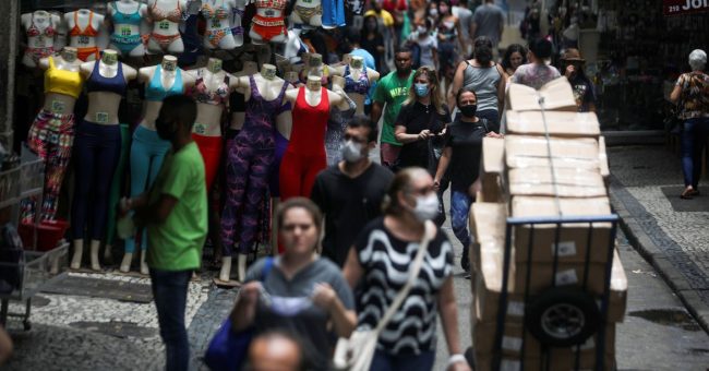 People walk around the Saara street market, amid the outbreak of the coronavirus disease (COVID-19), in Rio de Janeiro, Brazil November 19, 2020. Picture taken November 19, 2020.  REUTERS/Pilar Olivares