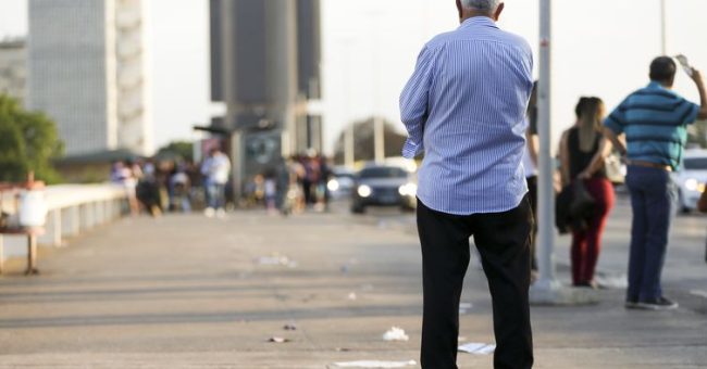 Idosos na região central de Brasília.