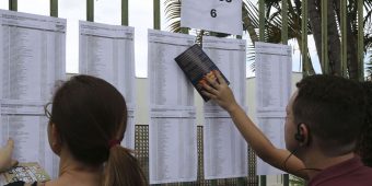 Candidatos aguardam abertura do portões do UniCEUB para o primeiro dia de provas do Enem 2018