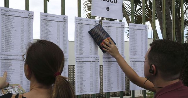 Candidatos aguardam abertura do portões do UniCEUB para o primeiro dia de provas do Enem 2018