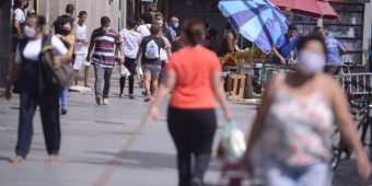 População usa máscaras nas ruas do Rio de Janeiro, desde ontem (23) a prefeitura tornou o uso obrigatório através de decreto.