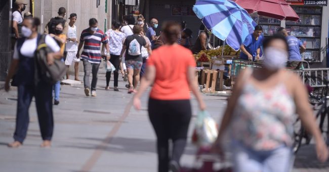 População usa máscaras nas ruas do Rio de Janeiro, desde ontem (23) a prefeitura tornou o uso obrigatório através de decreto.