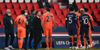 Istanbul Basaksehir's Turkish coach Okan Buruk (3rdL front) stands on the sideline as players argue during the UEFA Champions League group H football match between Paris Saint-Germain (PSG) and Istanbul Basaksehir FK at the Parc des Princes stadium in Paris, on December 8, 2020. (Photo by FRANCK FIFE / AFP) (Photo by FRANCK FIFE/AFP via Getty Images)