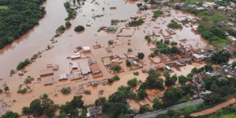 Santa Luzia, na Grande BH, ficou alagada após chuva de sexta-feira (24) — Foto: Alisson Pereira/Reprodução/TV Globo