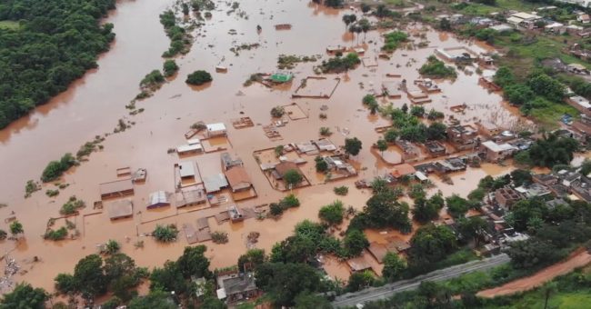 Santa Luzia, na Grande BH, ficou alagada após chuva de sexta-feira (24) — Foto: Alisson Pereira/Reprodução/TV Globo