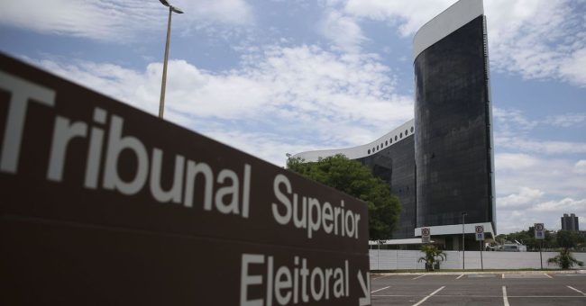 O TSE aumentou o esquema de segurança para acessar o prédio do tribunal neste domingo