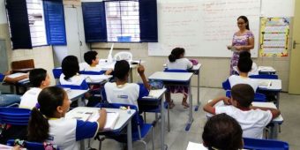 Recife – Alunos da Escola Municipal Abílio Gomes, na capital pernambucana, usam livros didáticos que podem ser proibidos pela Câmara de Vereadores (Sumaia Vilela / Agência Brasil)