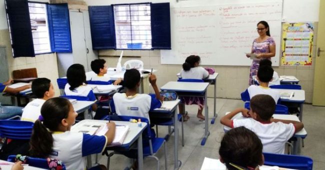 Recife – Alunos da Escola Municipal Abílio Gomes, na capital pernambucana, usam livros didáticos que podem ser proibidos pela Câmara de Vereadores (Sumaia Vilela / Agência Brasil)